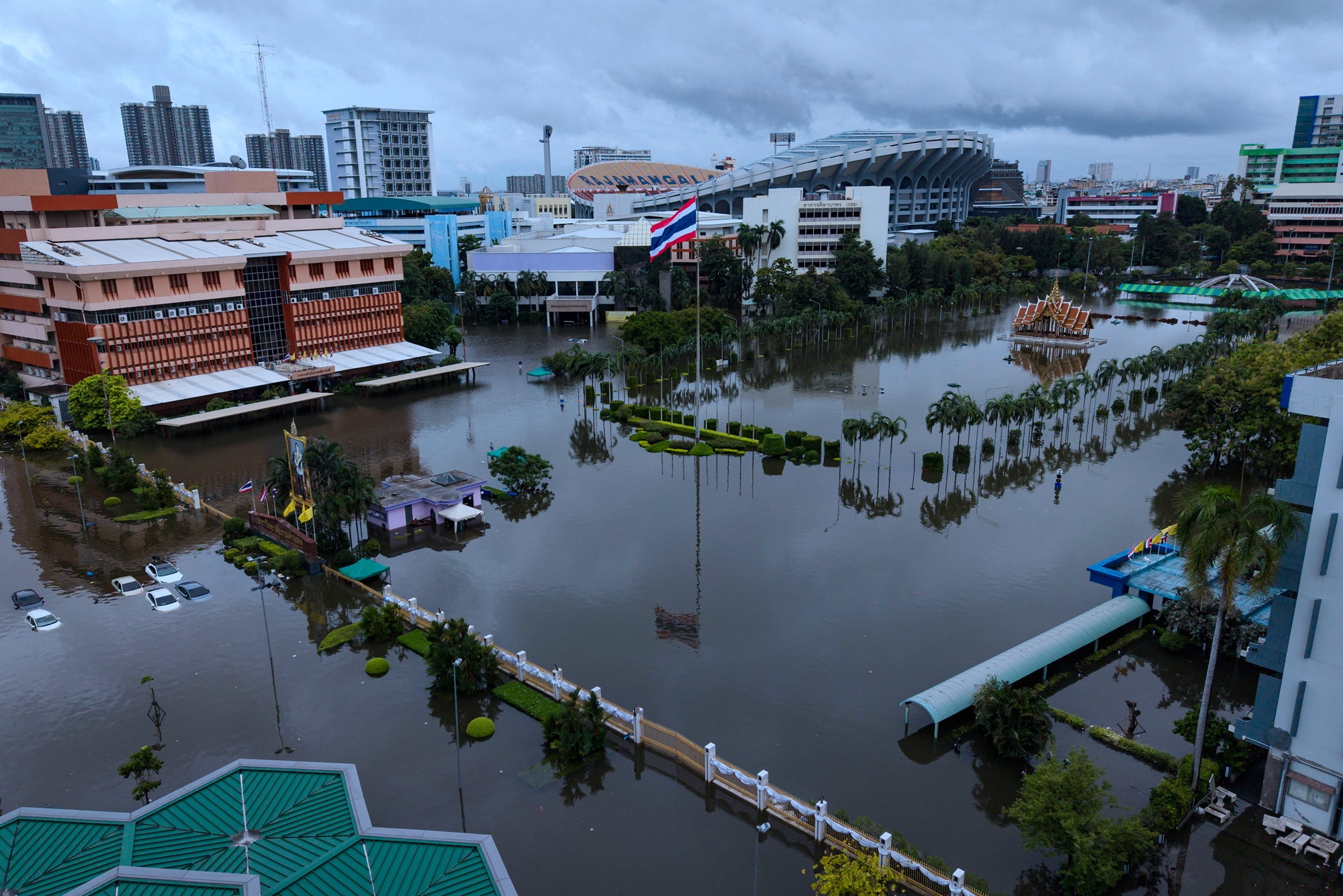 2026年9月27日,曼谷市一处街头的洪涝景象。(Lillian Suwanrumpha/AFP via Getty Images)