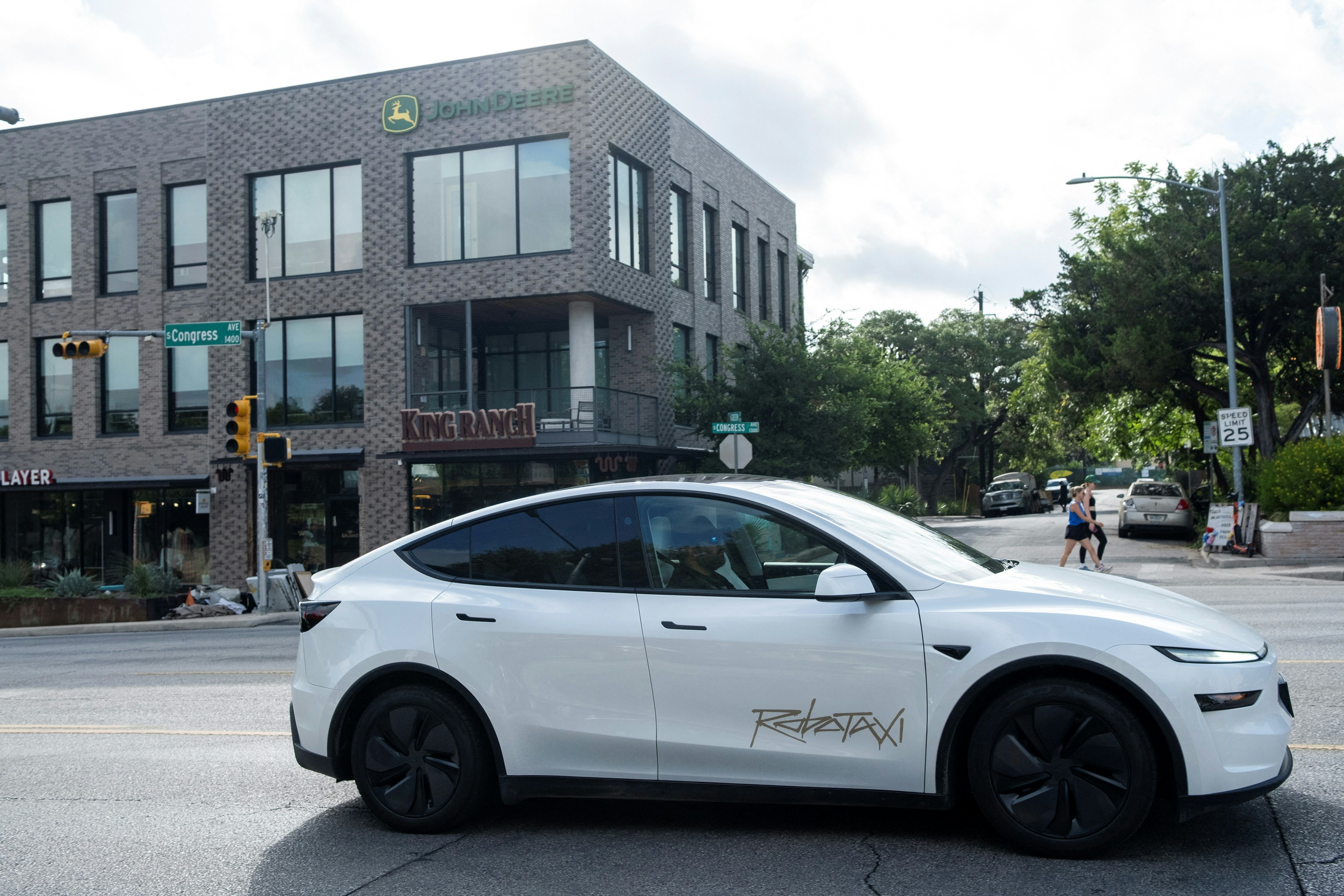 2025年6月22日,特斯拉(Tesla)在美国德州(Texas)奥斯汀市(Austin)开启自动驾驶计程车服务(Robotaxi)试运营。(Reuters)
