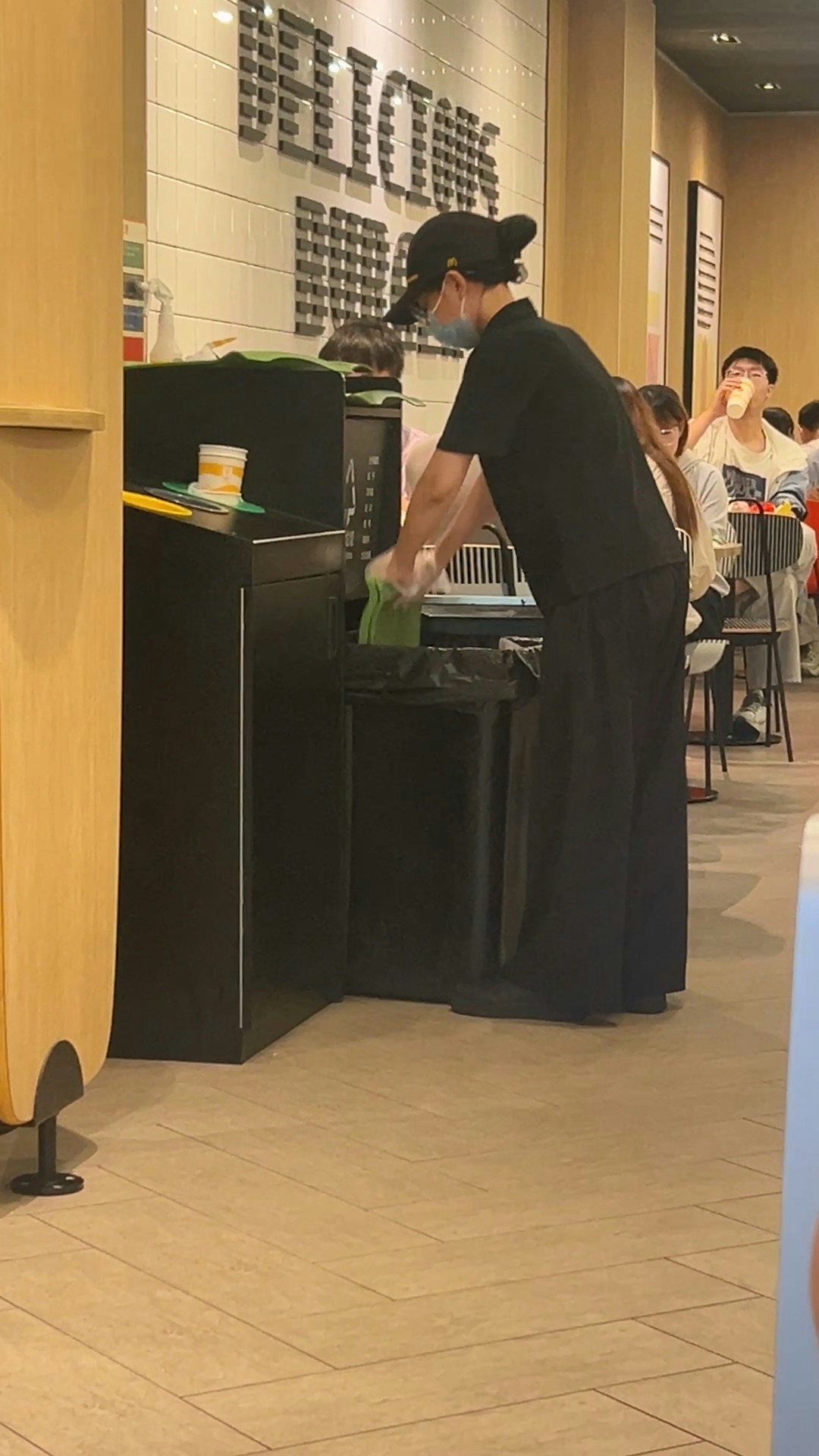 【延伸阅读：深圳麦当劳爆食安问题　员工拿餐盘反复按压垃圾桶　官方急回应】有网友在社交平台上发布视频称，麦当劳（McDonald's）深圳龙华富士康店店员将店内餐盘放入垃圾桶多次按压垃圾。（抖音@1077993223）