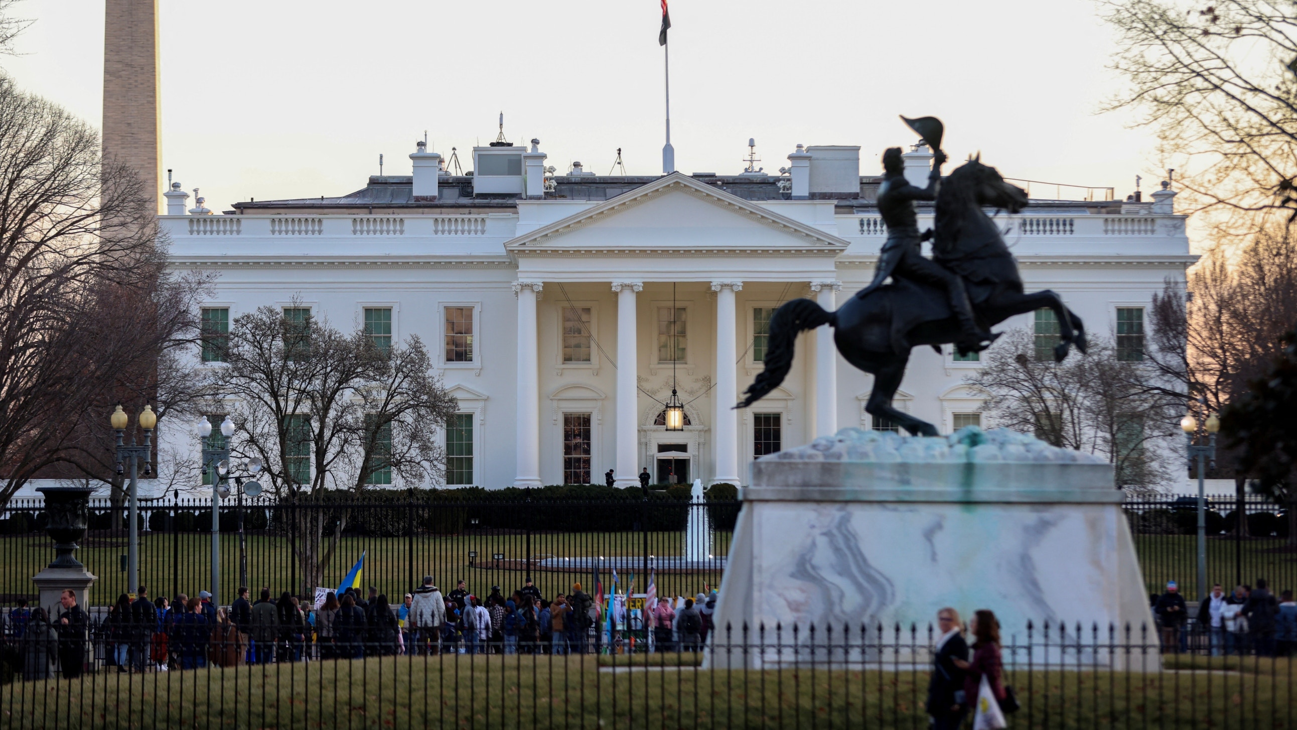 美国地标|白宫|华盛顿|华府:Tourists walk outside the White House in Washington, U.S., January 28, 2023. REUTERS