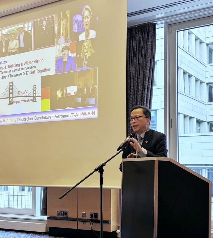 驻德代表谷瑞生出席德国联邦国防军后备军人协会举行的第二届国防与安全后备部队研讨会，以「台湾在印太地区的安全重要性」为题发表专题演讲，分享台湾因应认知作战、网路攻击及灰色地带威胁的防卫经验。（驻德代表处提供）中央社记者林尚萦柏林传真　115年10月12日