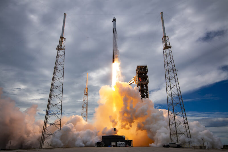 NASA的Crew-13任务团队搭乘SpaceX太空船「优雅号」,1日在佛罗里达州由「猎鹰9号」火箭(图)发射升空。(图取自x.com/SpaceX)