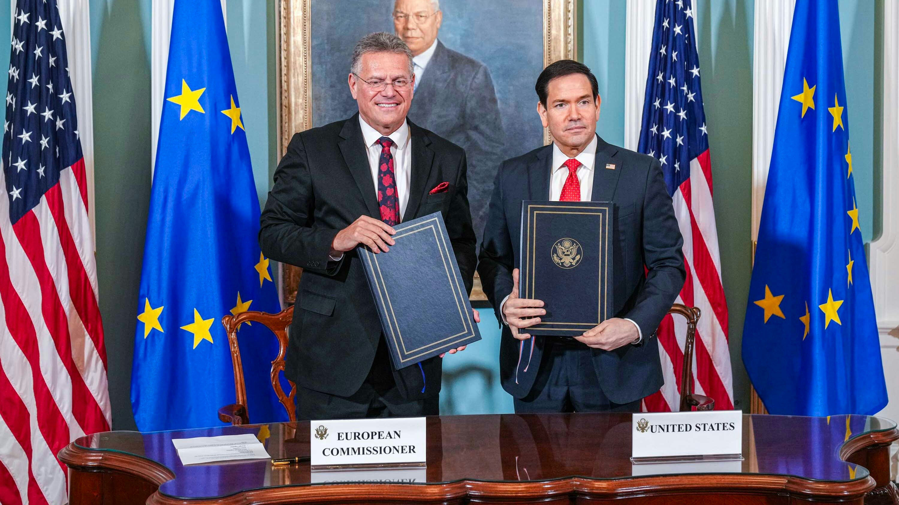 2026年4月24日,美国国务卿鲁比奥(Marco Rubio,右)与欧盟贸易专员谢夫乔维奇(Maros Sefcovic,左)签署了一份有关关键矿产生产和安全合作的谅解备忘录,建立在关键矿产领域的战略伙伴关系,期望能够降低对中国在这方面的依赖。(X@SecRubio)