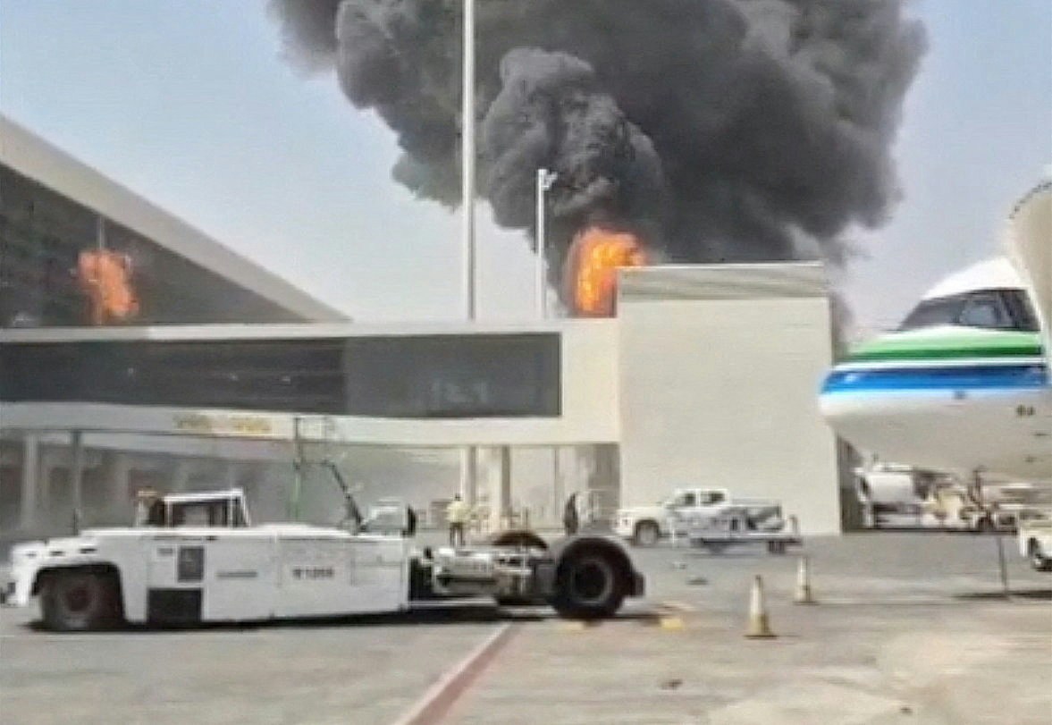 2026年10月8日,沙特首都利雅得(Riyadh)的哈立德国王国际机场(King Khalid International Airport)遇袭后起火,现场浓烟滚滚。(Social Media/via REUTERS)