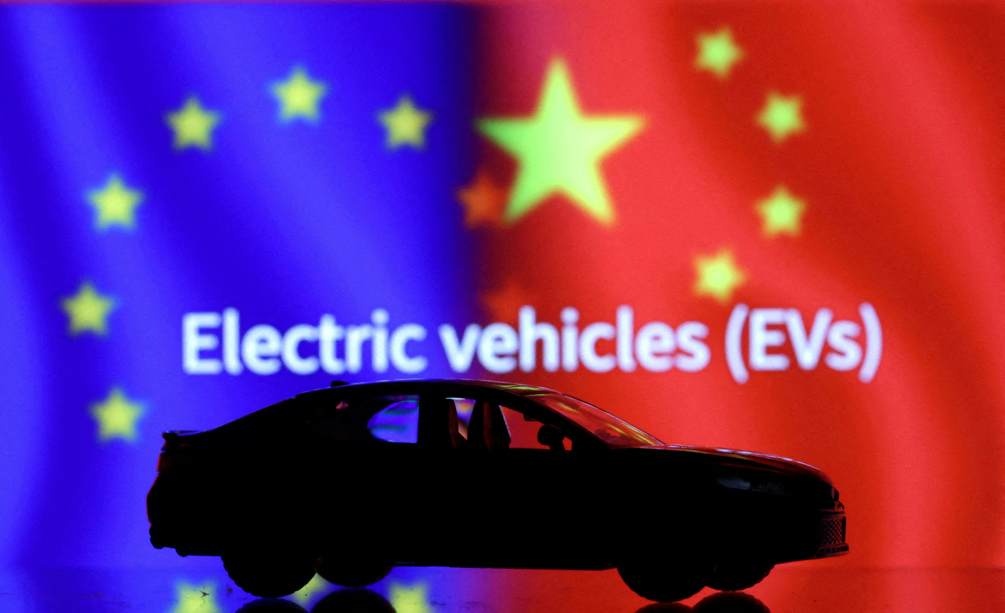 2023年9月26日,图为路透社设计的图片,其中一辆电动车模型后可见到欧盟旗帜与中国国旗。(Reuters)