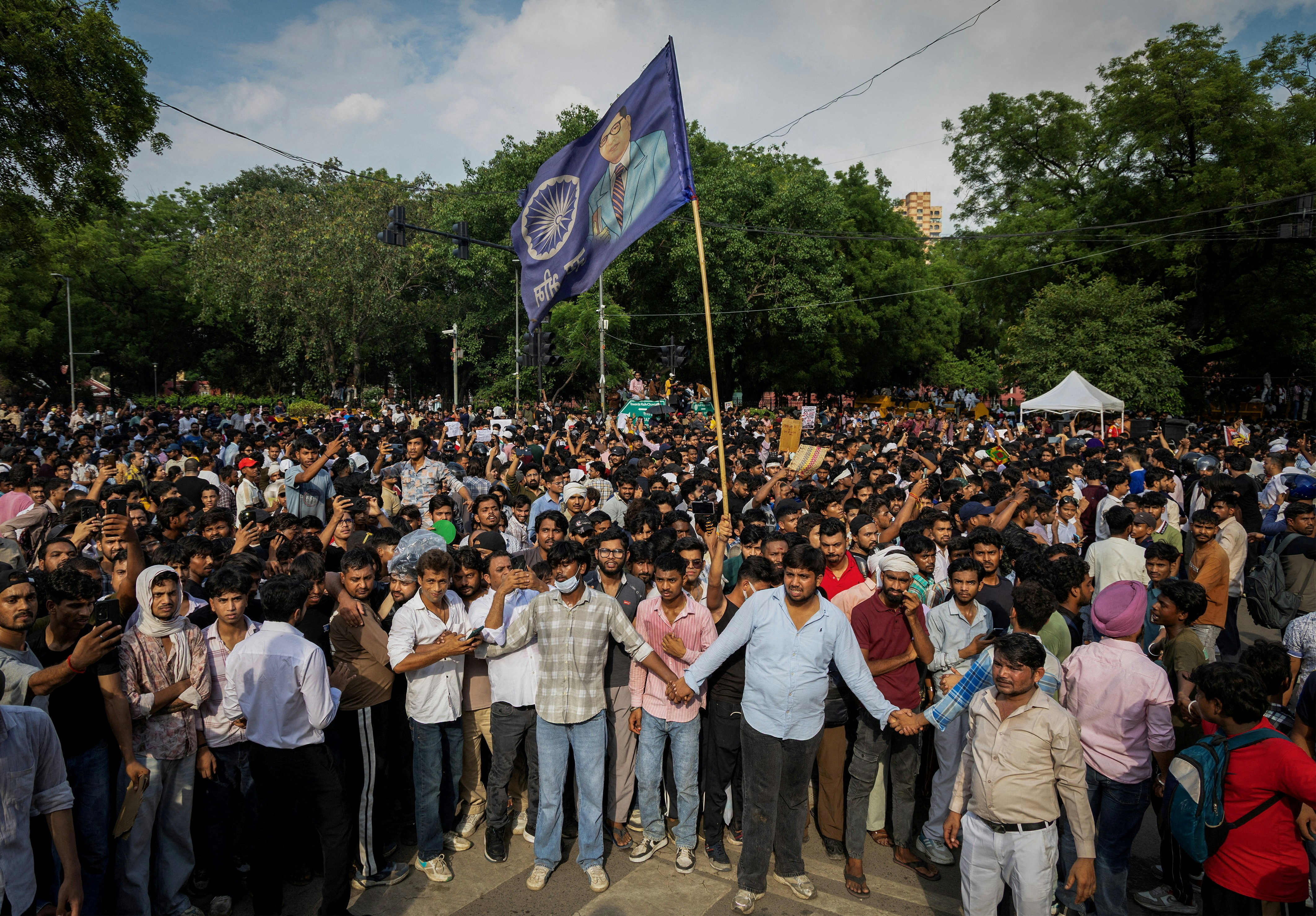 2026年7月22日,印度新德里,印度蟑螂人民党(CJP)的支持者组成人链,以控制正在进行的抗议活动中的示威者。(Reuters)