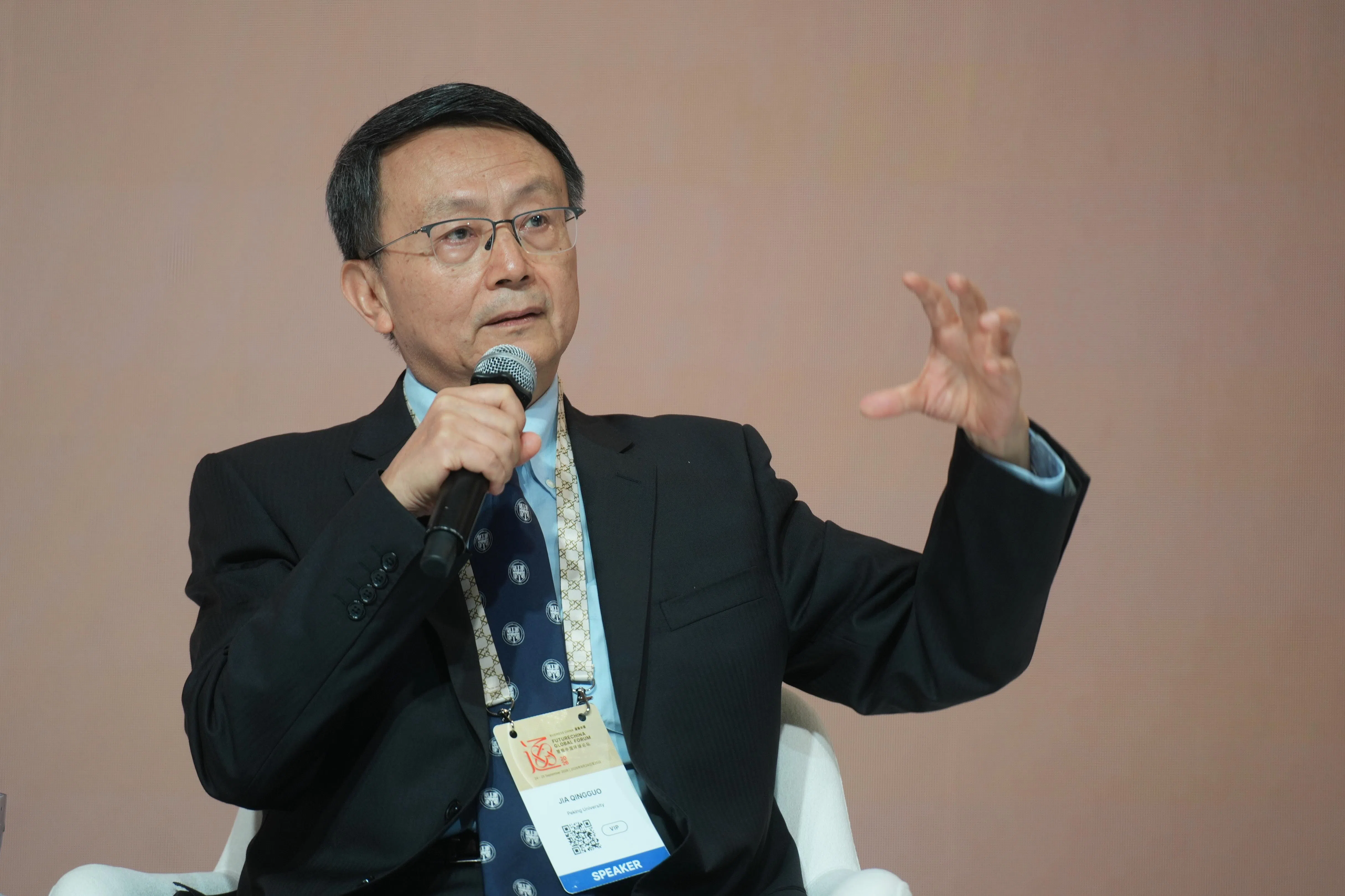 北京大学国际关系学院教授贾庆国指出,本世纪以来世界持续走向两极化,中美两大强权作为其中一极,科技和经济实力远超其他国家。(谢智扬)