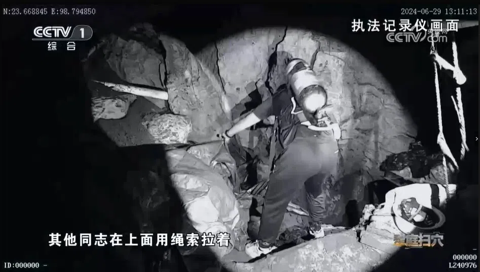 纪录片《缅北电诈覆灭纪实》首次披露的细节包括,专案组在电诈园区旁一个六七十米深的溶洞中,找到缅北四大家族之一白家的犯罪证据。(央视视频截图)
