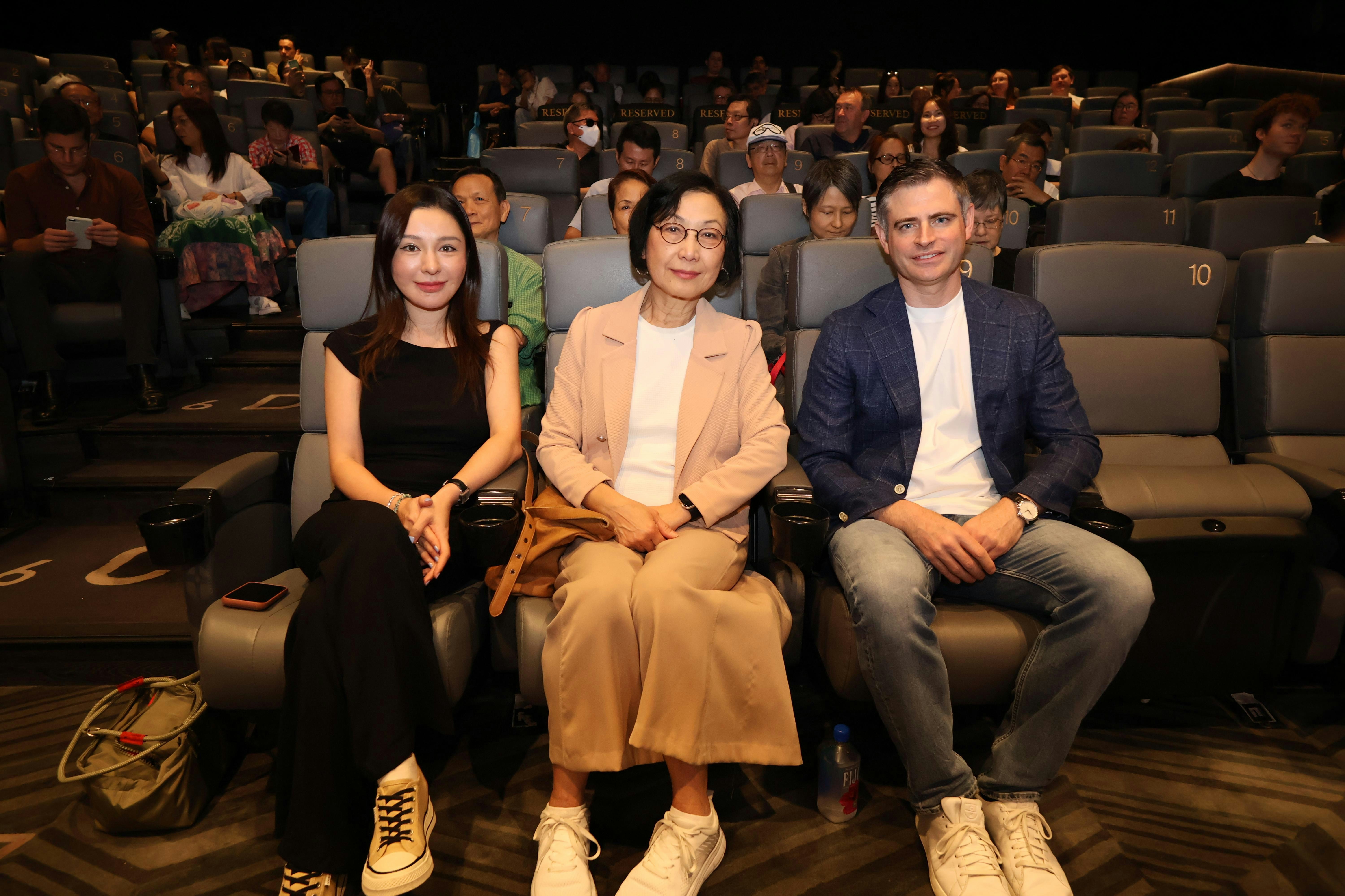 澳洲知名华裔导演、编剧及制片人陈宝玲(Pauline Chan)上周携2011年上映的中澳合拍电影作品《美丽谎言(33 Postcards)》来港参加本届东盟电影节,映后出席座谈会并接受《香港01》专访。图左为电影女主角朱琳,中间为导演陈宝玲、右边为澳洲驻港总领事韦嘉锋(Gareth Williams)。(主办方供图)