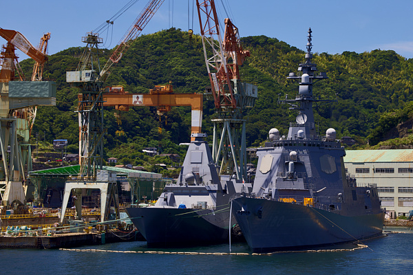 2026年8月18日，日本长崎，舷号180的海上自卫队驱逐舰与一艘在建舰艇并排停泊