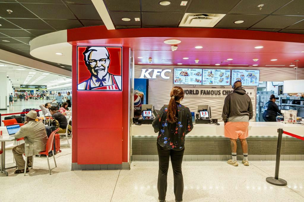 图为在美国的一家肯德基(KFC)分店(Universal Images Group via Getty Images)