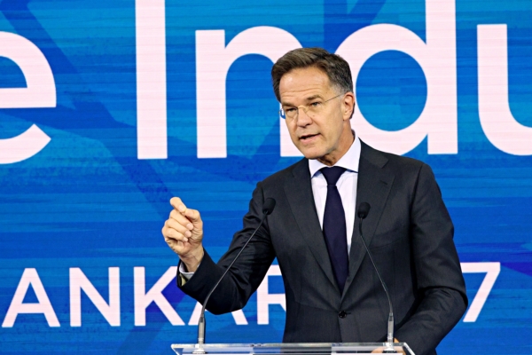 圖為2026年7月7日，北約祕書長呂特（Mark Rutte）在安卡拉北約峰會期間舉行的國防工業論壇上發言。 (Serdar Ozsoy/Getty Images)
