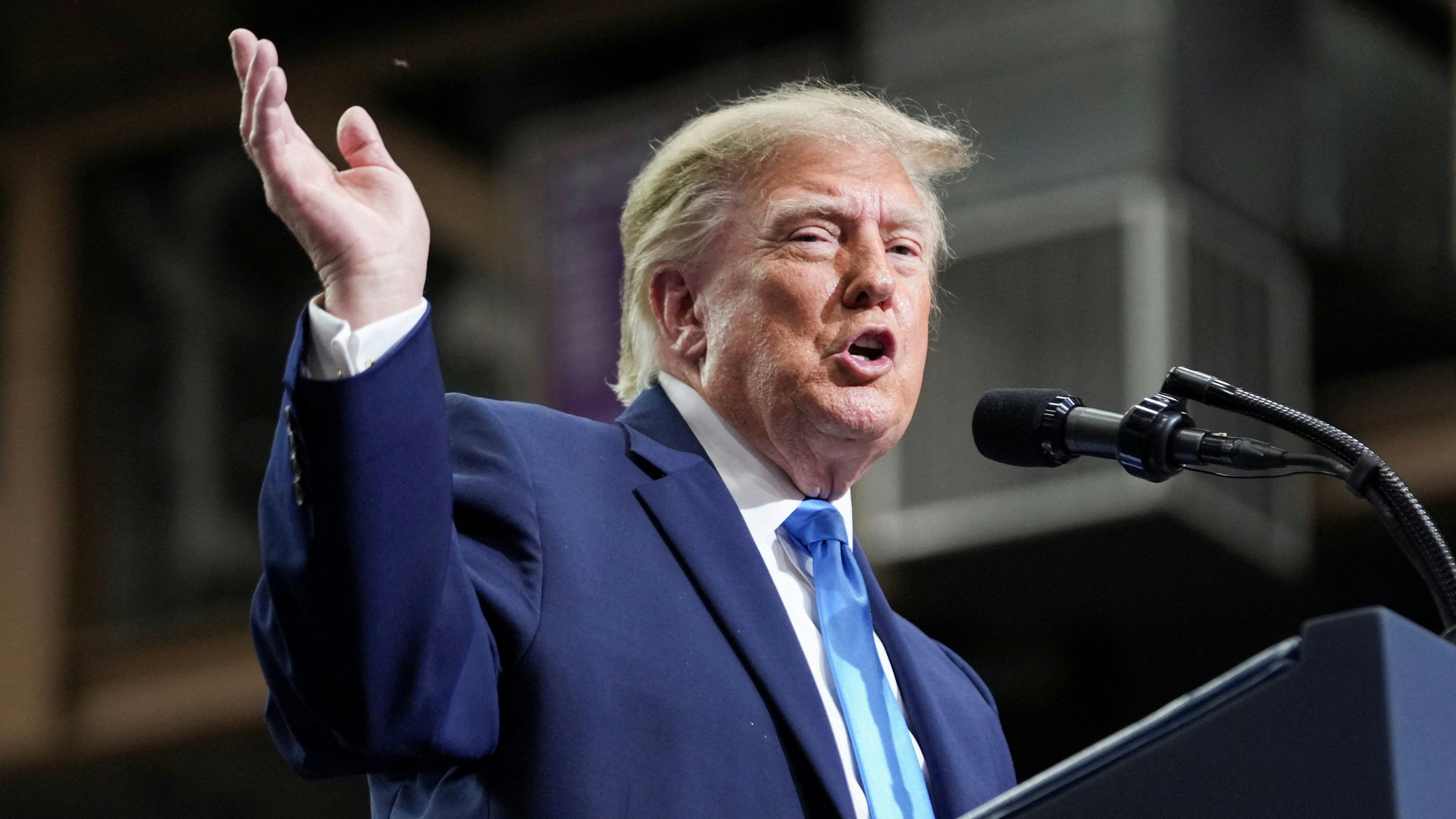 2026年10月3日,美国总统特朗普(Donald Trump)在美国俄亥俄州万达利亚巴特勒高中举行的集会上发表演说。(Reuters)