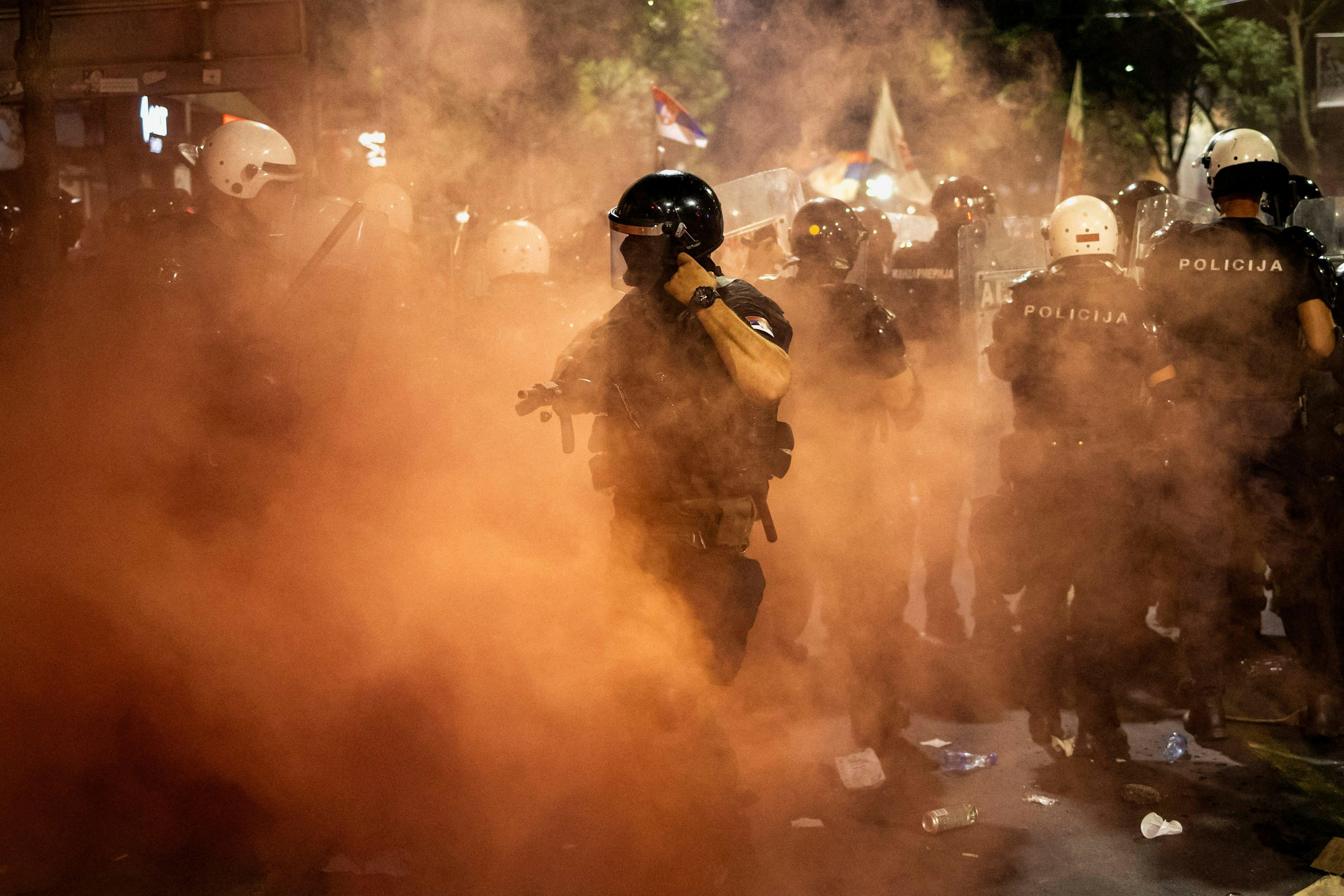 塞尔维亚6月28日爆发大规模反政府示威,要求总统武契奇(Aleksandar Vucic)领导的政府下台、举行临时选举。期间有部分示威者与警方发生冲突,警方施放催泪弹并逮捕数十名示威者,6名警察据报在冲突中受伤。(Reuters)