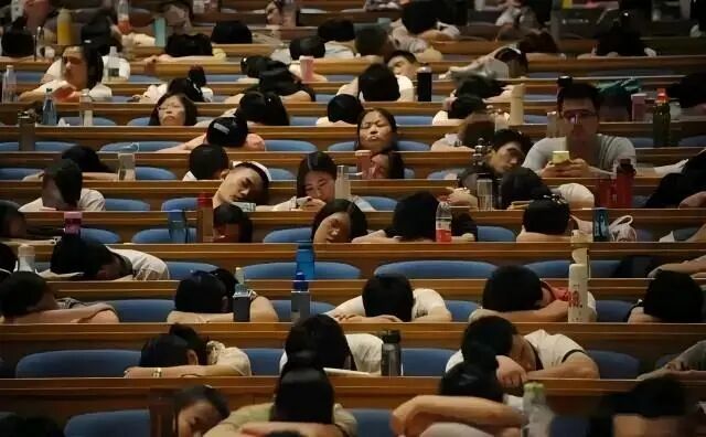 什么时候，我们的大学课堂能够不睡倒一片？