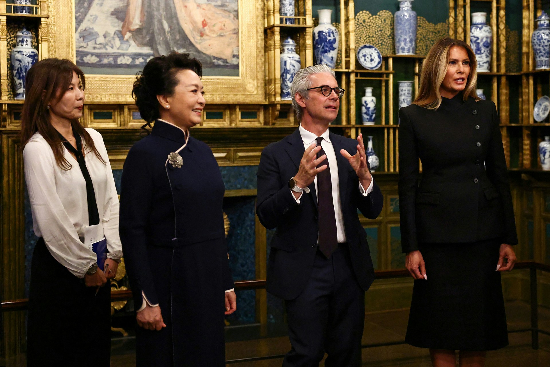 【习近平访美】她们参观了「孔雀厅」,欣赏美国画家惠斯勒(James McNeill Whistler)的油画《瓷国公主》(The Princess from the Land of Porcelain),也驻足观看一件来自古代中国的石盘。(路透社)