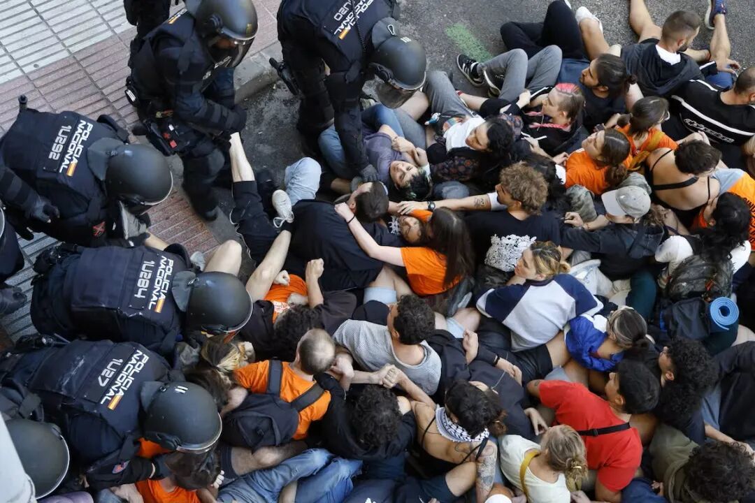 警方与试图阻拦驱逐玛丽卡门的人群爆发冲突。(图源:西班牙《国家报》)