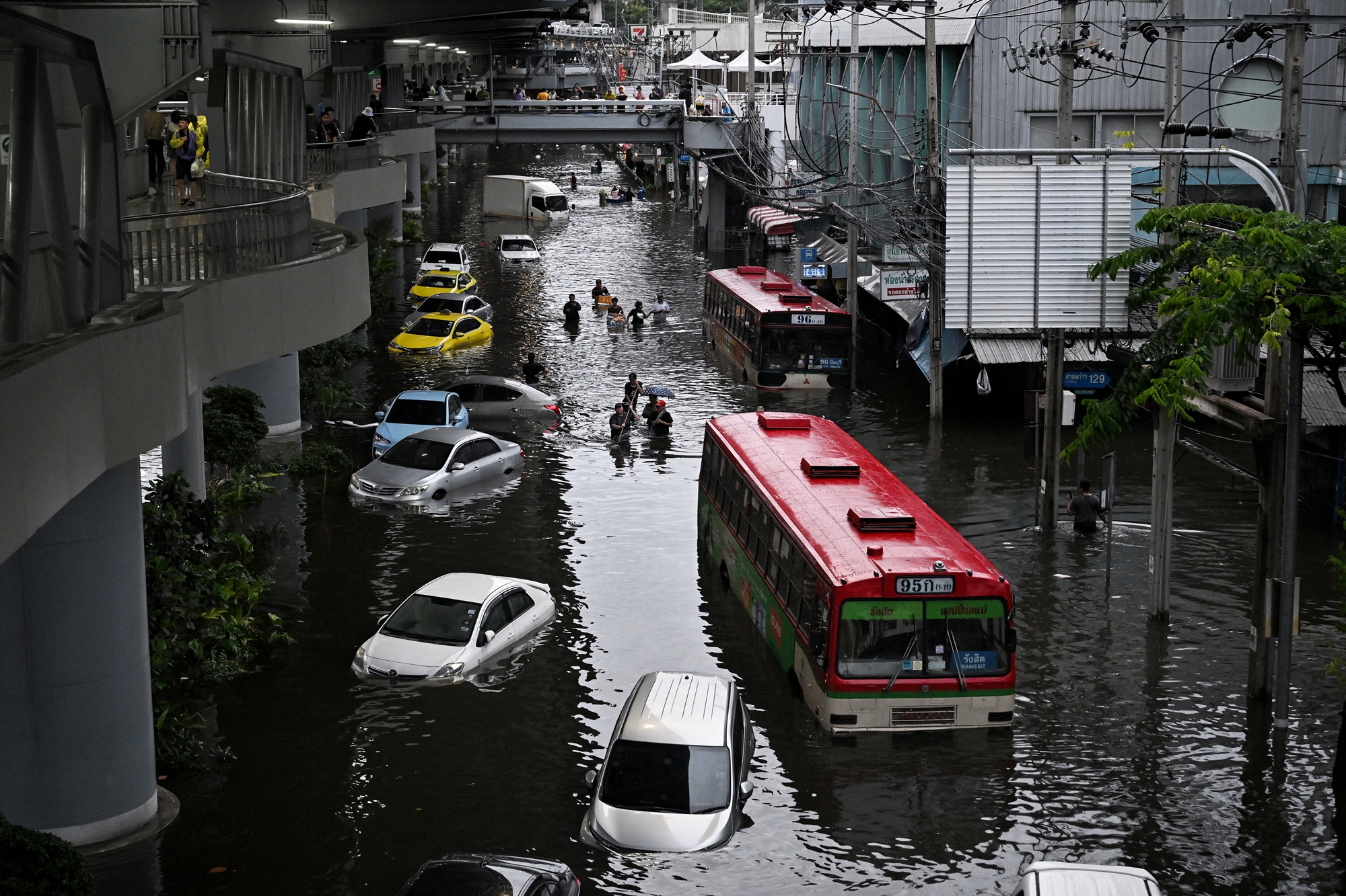 2026年9月27日,曼谷邦甲比区(Bang Kapi)街头的洪涝景象。(Lillian Suwanrumpha/AFP via Getty Images)