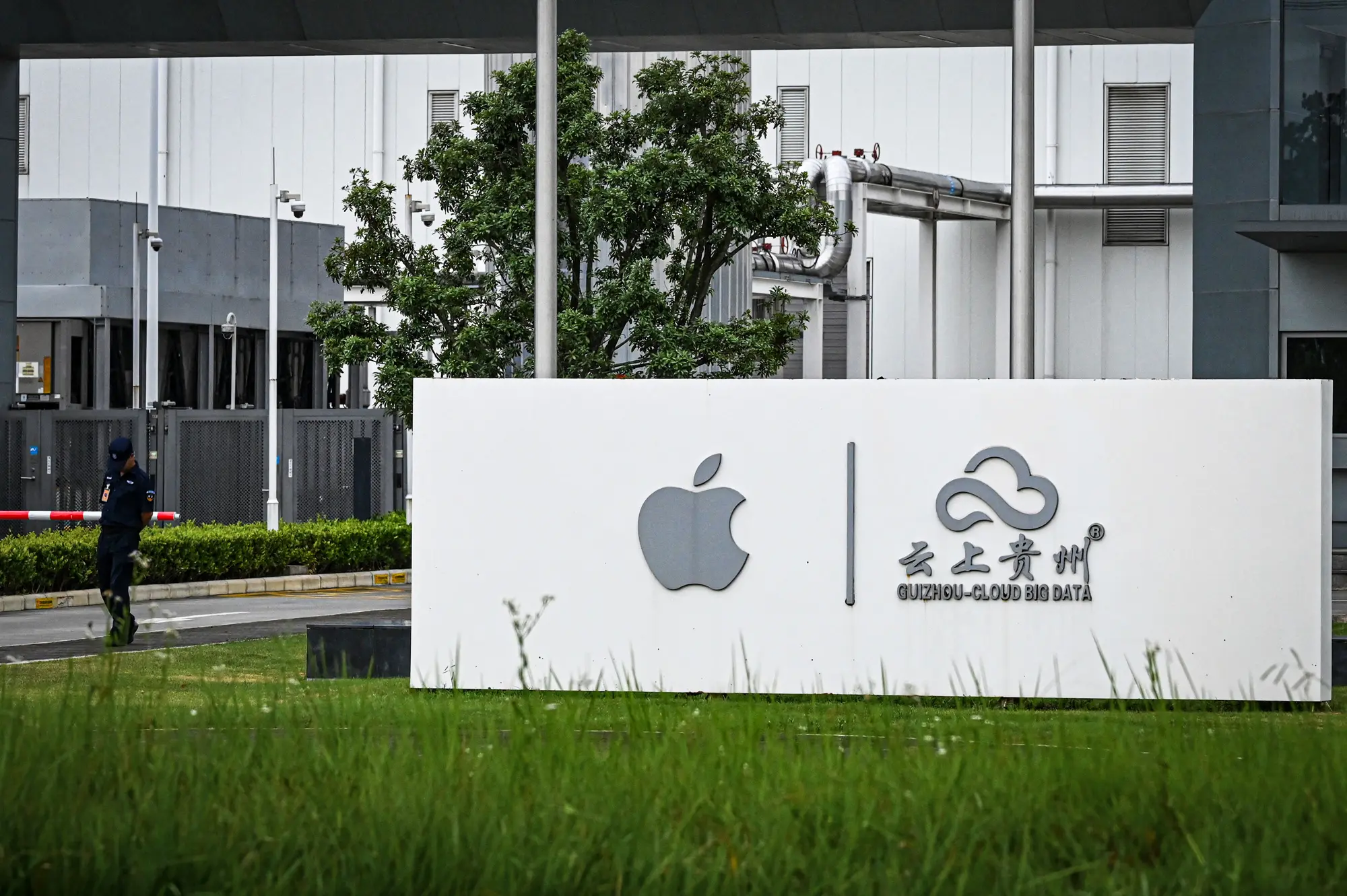 2026年7月24日,贵州省贵阳市,苹果(Apple)数据中心的标志牌。(Jade Gao/AFP via Getty Images)