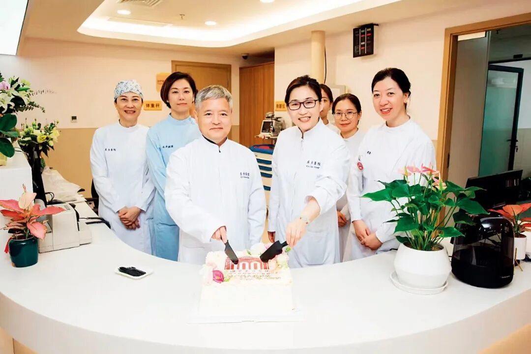 同济大学附属东方医院妇产科主任、妇儿生殖医学部主任、医学人工智能创新中心主任段涛(左三)与团队成员。