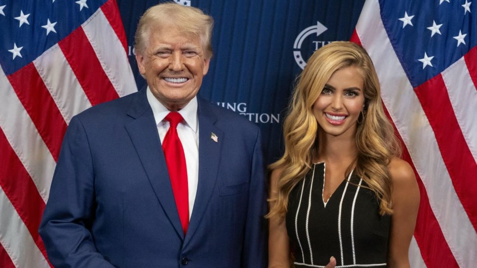 2026年10月9日，美国总统特朗普（Donald Trump，左）宣布，已任命其社交平台Truth Social的传讯顾问扎卡里亚 （Katie Zacharia，右）出任白宫发言人一职，接替8月离职的莱维特（Karoline Leavitt）。（IG@katiezacharia）
