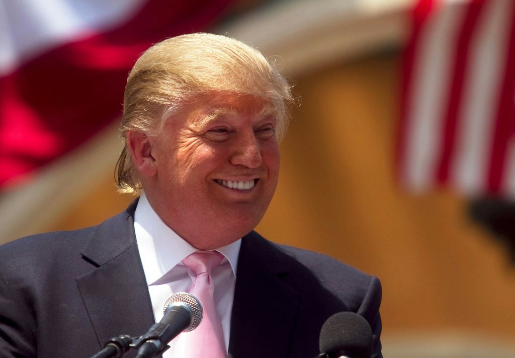 2011年4月16日，美国佛罗里达州，特朗普（Donald Trump）在茶党运动相关的集会上向人群发表讲话。