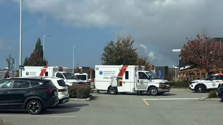 Deux ambulances sont garées dans un parc de stationnement.