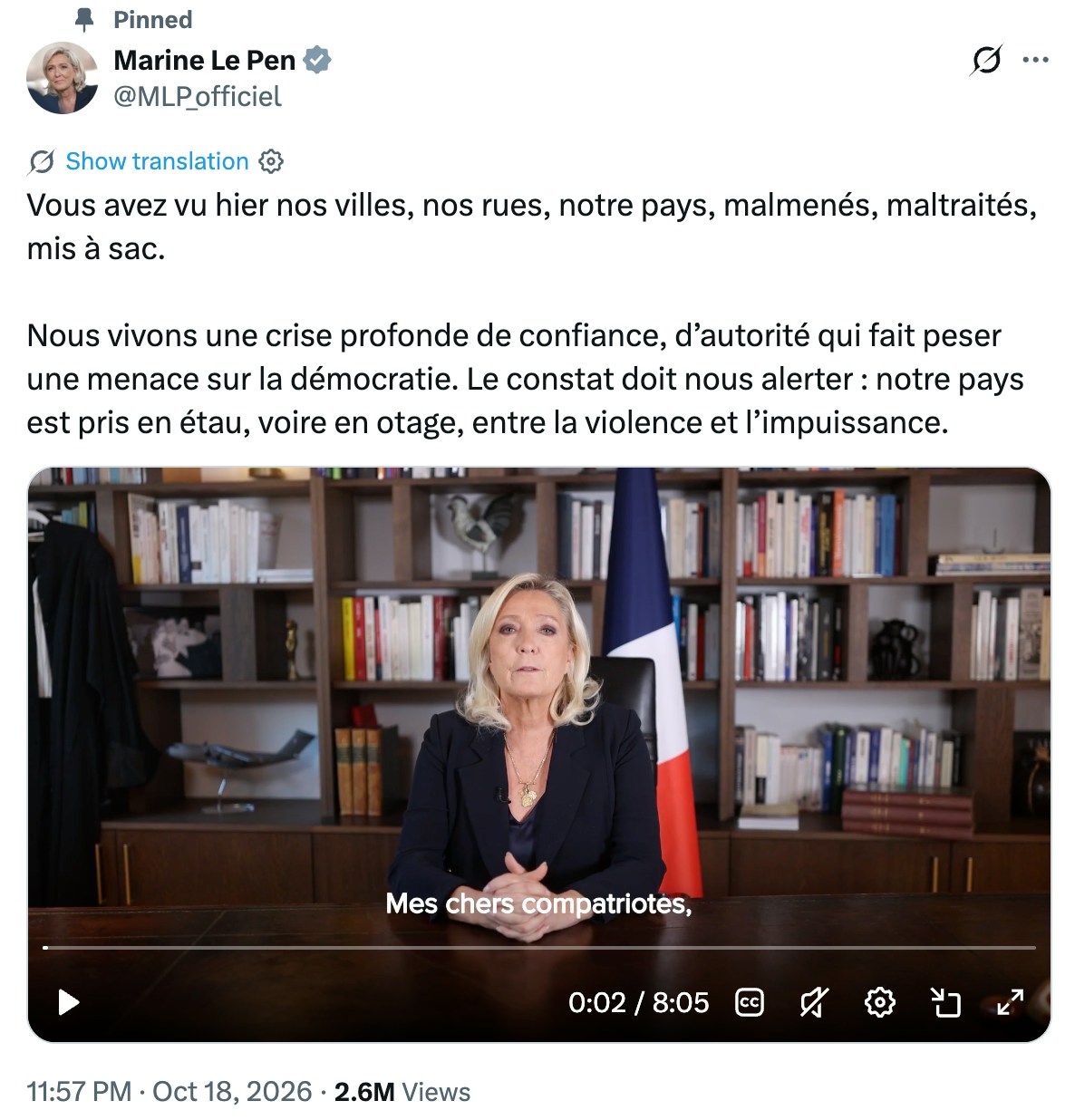 马林勒庞背靠国旗发表讲话:「我们正经历一场深刻的信任与权威危机,这对民主构成了威胁。这一现状必须让我们警醒:我们的国家正陷入暴力与无能为力的夹缝之中,甚至已沦为人质。」(X截图)