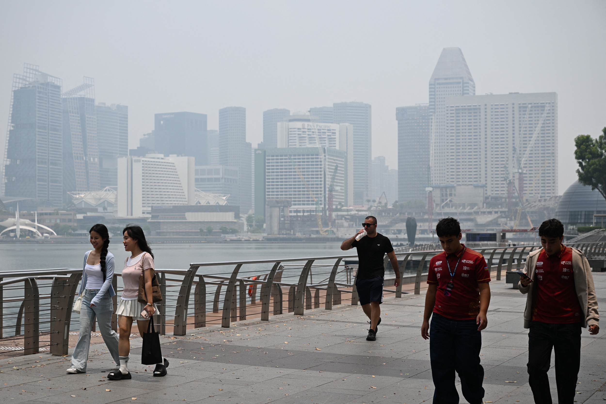 2026年10月6日,新加坡滨海湾(Marina Bay)附近的建筑笼罩在一片烟霾之中。(Roslan Rahman/AFP via Getty Images)