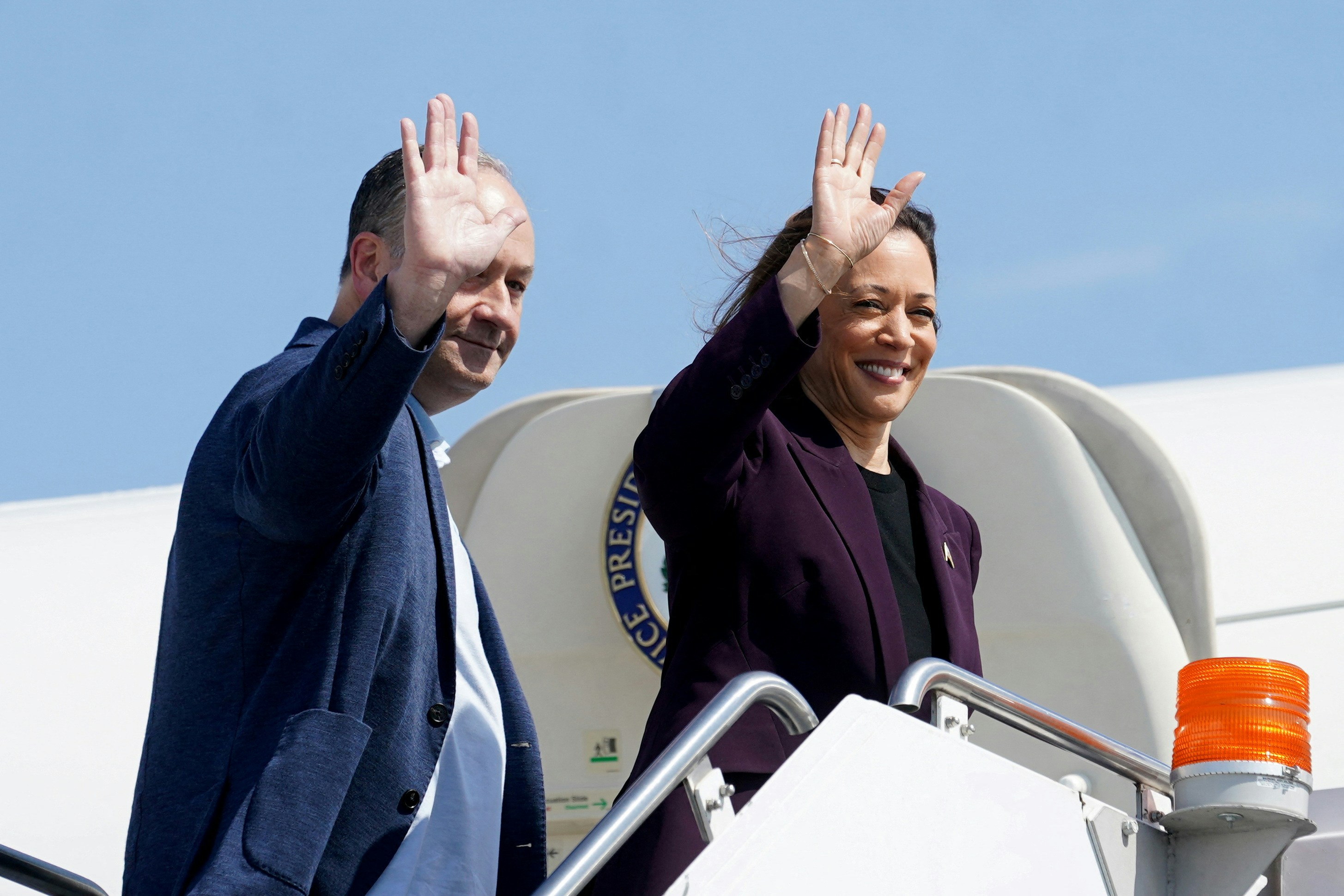 图为2024年8月23日,民主党总统候选人、美国副总统贺锦丽(Kamala Harris)与丈夫任德龙(Doug Emhoff)离开芝加哥。(Reuters)