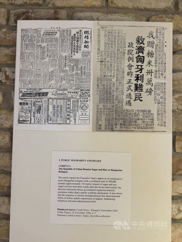 「1956年匈牙利革命与台湾」特展指出,1956年匈牙利青年与市民不畏苏联强权与坦克镇压,起身反抗暴政。远在亚洲、由蒋介石领导的中华民国政府与台湾民间,尽管正处于物资匮乏的艰困时期,仍决议拨出「30万磅食糖与稻米」,透过国际红十字会运送至匈牙利。中央社记者刘郁葶布达佩斯摄 115年10月7日