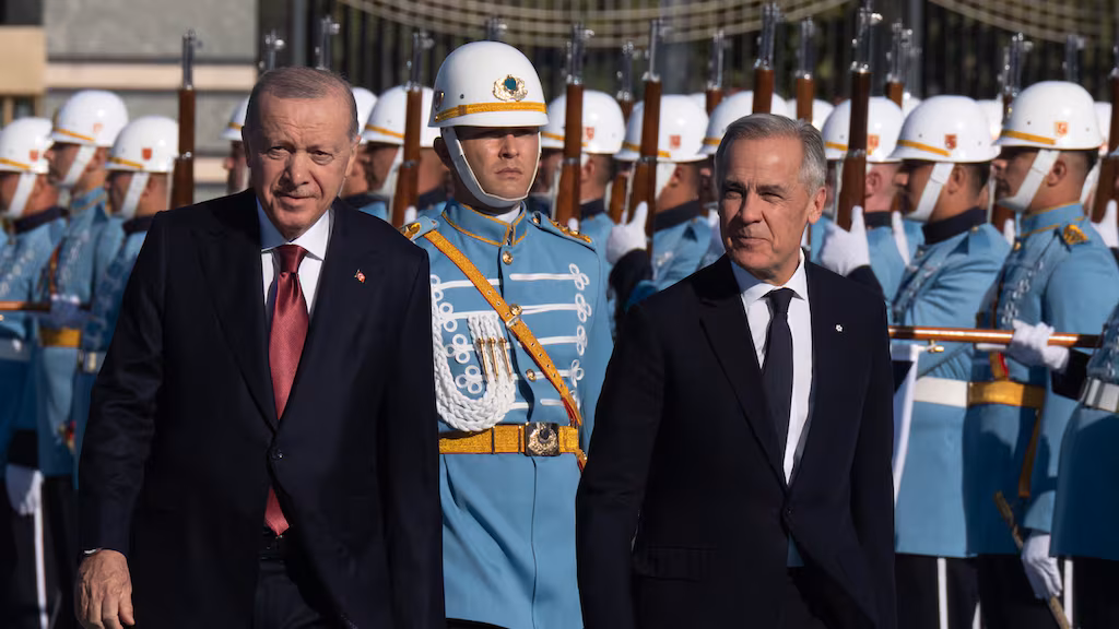 总理卡尼(右)与土耳其总统埃尔多安(Recep Erdogan)一同步行。