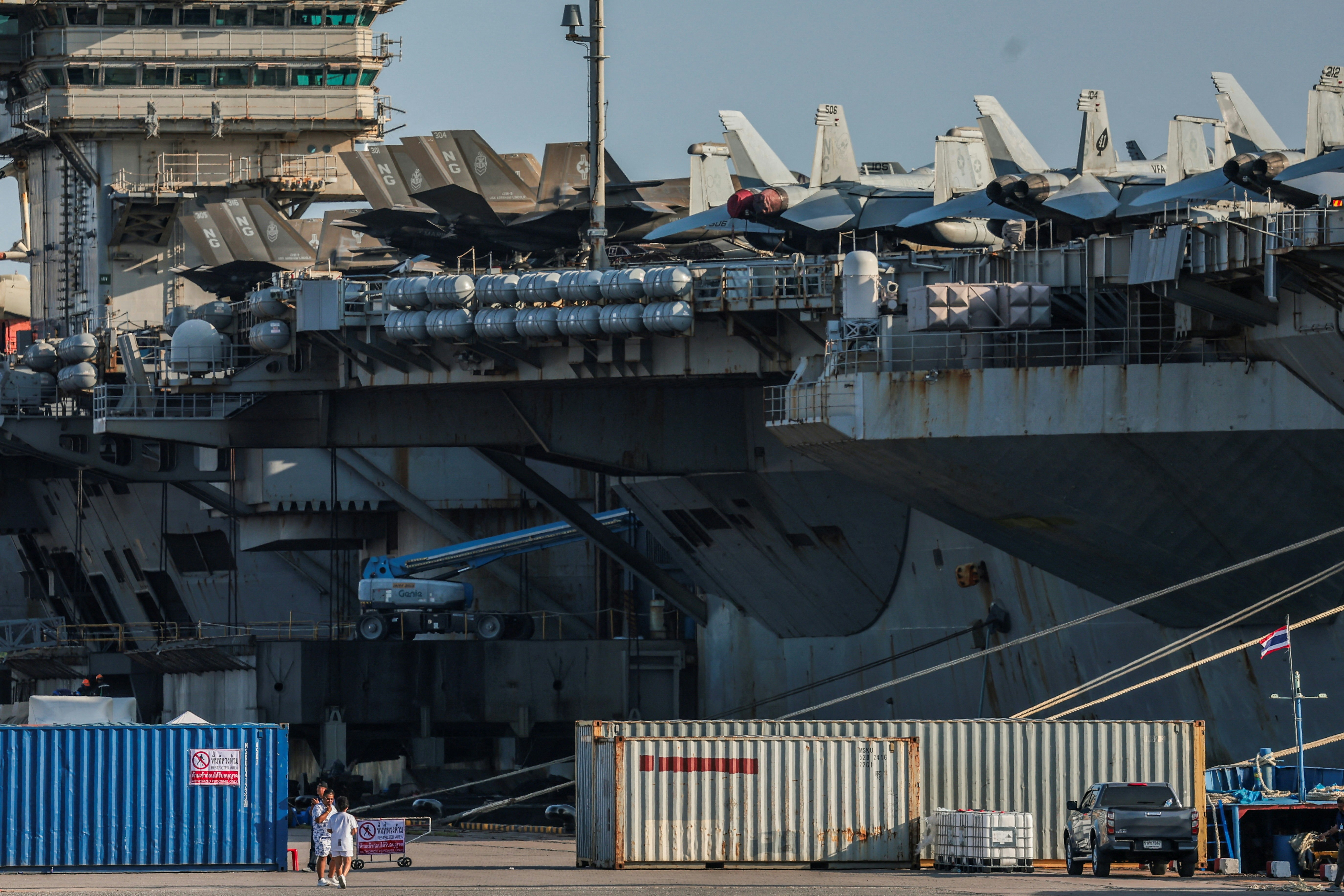 美国海军「林肯号」(USS Abraham Lincoln)航空母舰自去年11月离开母港圣地牙哥后,在海上度过286天,2日抵达泰国东部林查班港。(路透社)