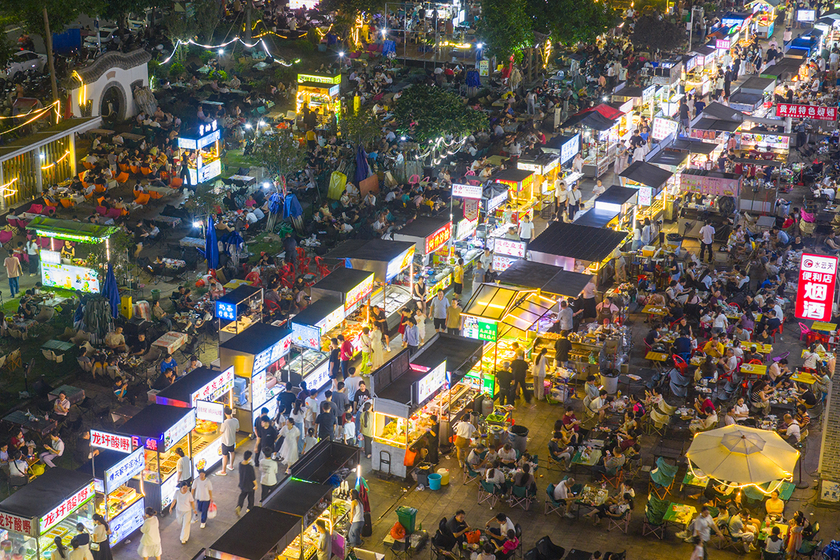 2026年9月26日,广西梧州市长洲区水云天夜市灯火璀璨,不少市民和游客前来品美食、选商品。《迈向中国经济增长新模式》专项报告认为,中国的新增长模式需要以消费、服务和生产率提升为驱动力。图:视觉中国