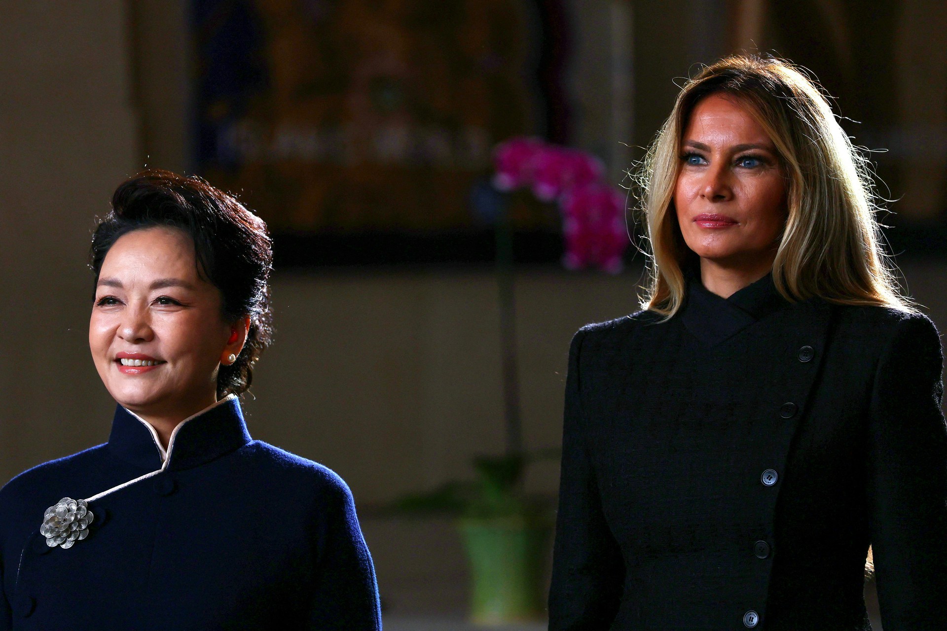 【习近平访美】美国第一夫人梅拉尼娅(Melania Trump)陪同习近平夫人彭丽媛参观史密森尼学会的国立亚洲艺术博物馆。(路透社)