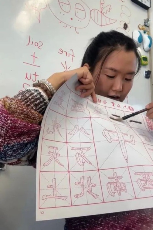 「在这个基础上,我加入有意思的活动吸引他们的注意力,比方投壶、玩皮影戏、做漆扇,慢慢地他们也变得很积极。」(一条授权使用)