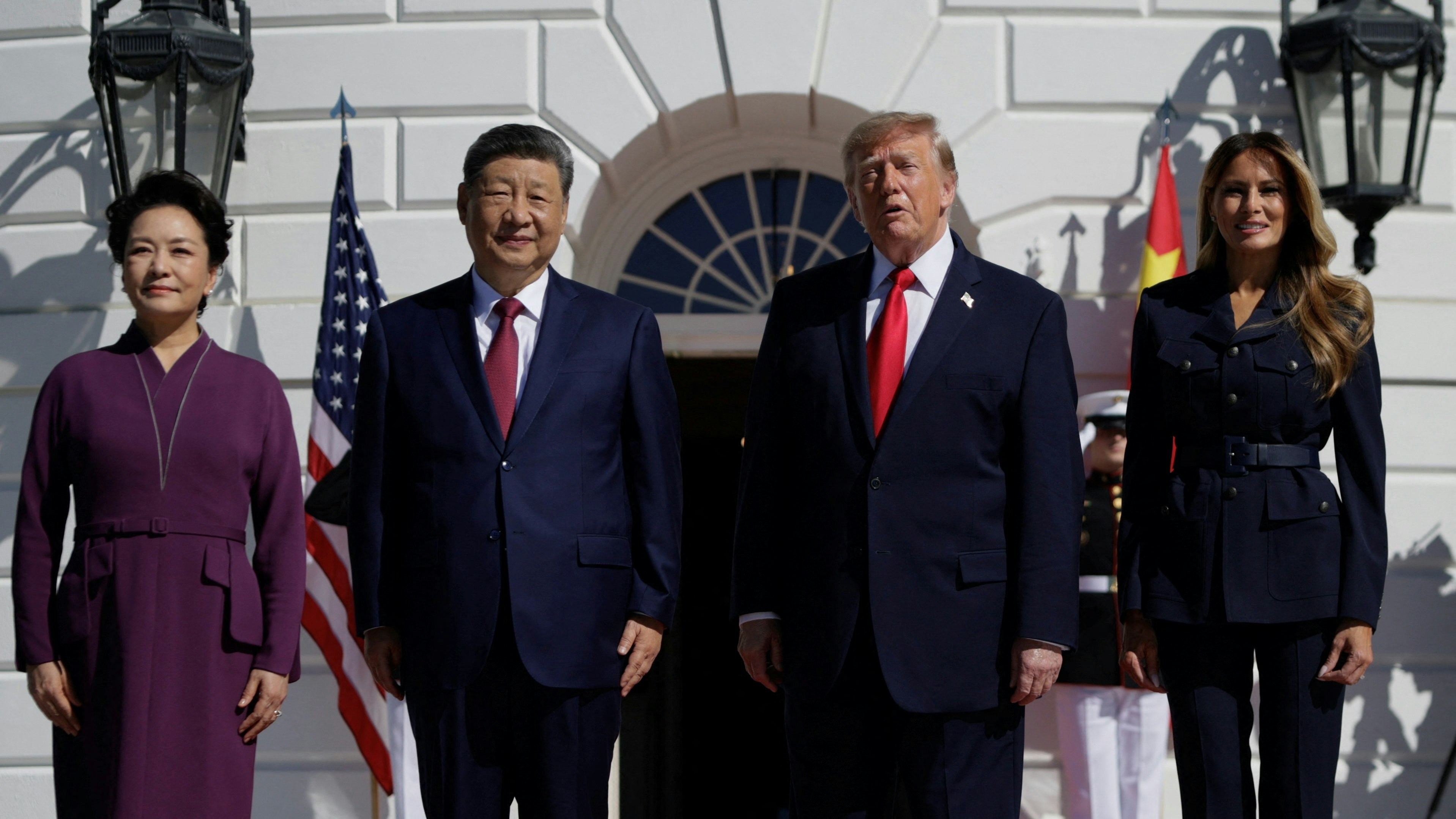 2026年9月25日,美国总统特朗普(Donald Trump,右二)与第一夫人梅拉尼娅(Melania Trump,右一)在白宫欢迎到访的中国国家主席习近平(左二)与夫人彭丽媛(左一)。(Reuters)