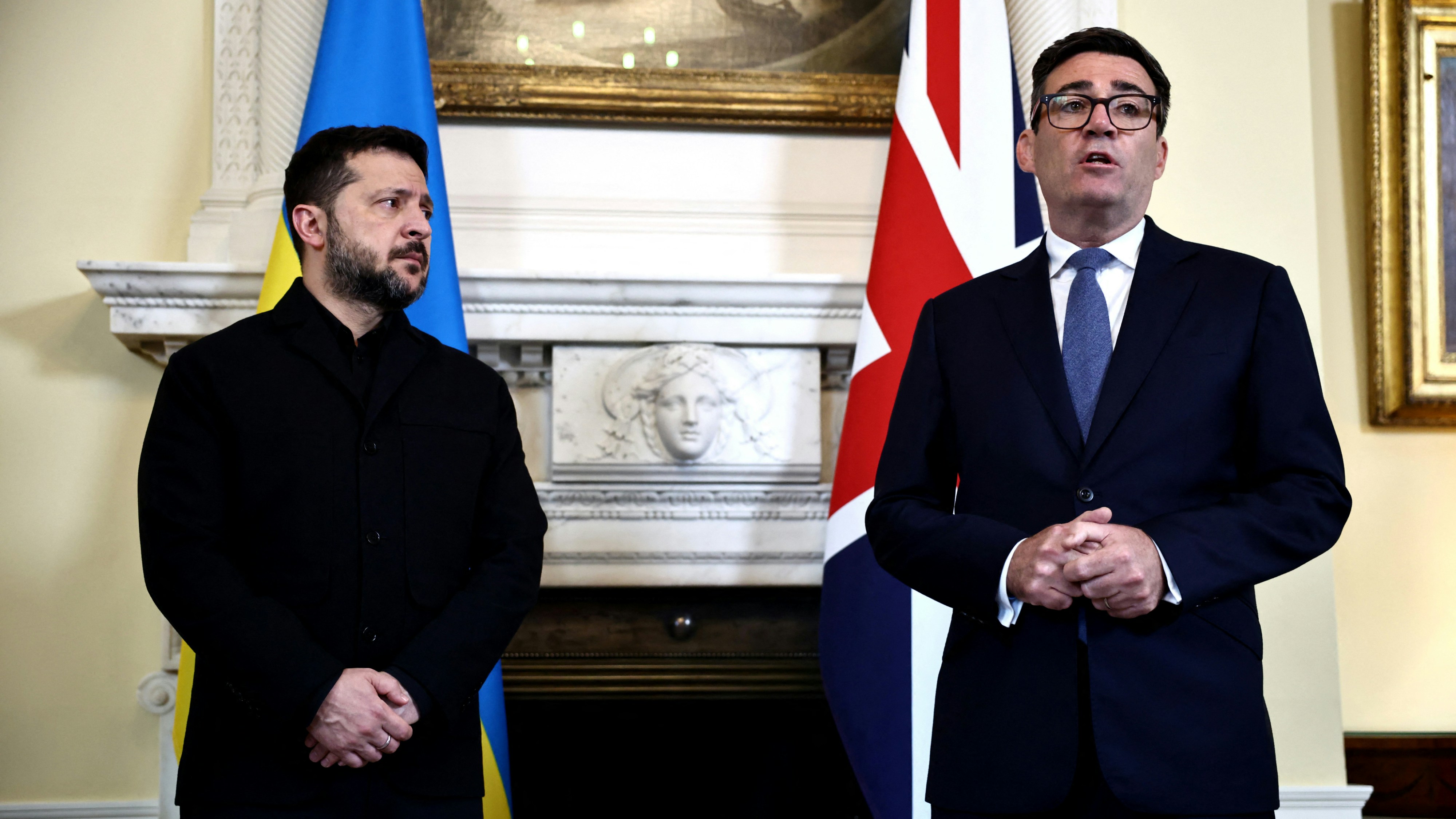 2026年10月14日,英国首相贝安德(Andy Burnham,又译伯纳姆)在唐宁街10号,会见乌克兰总统泽连斯基(Volodymyr Zelenskyy)时发表演说。(Reuters)