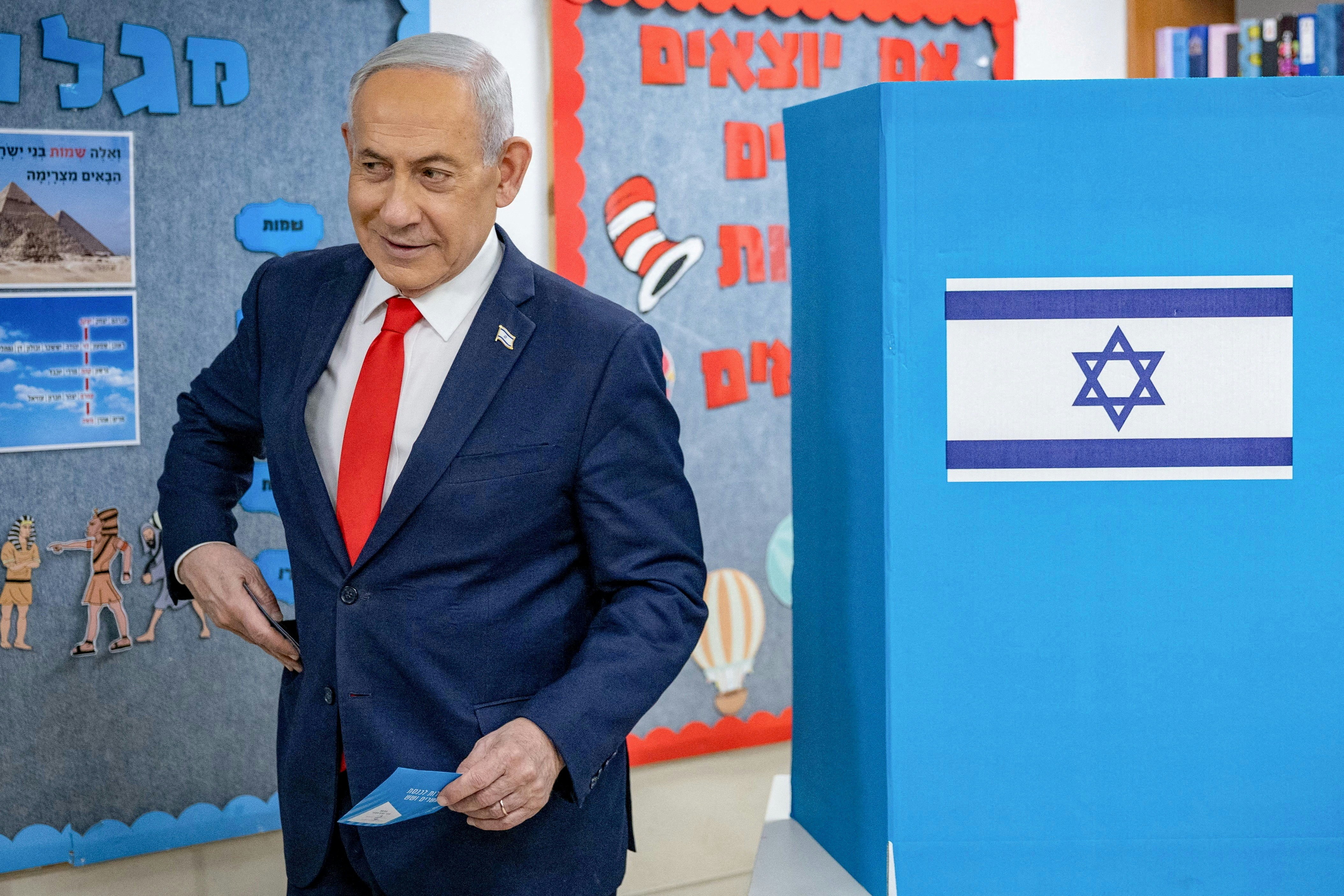 2026年10月27日,以色列举行国会选举,总理内塔尼亚胡(Benjamin Netanyahu)在耶路撒冷的一个票站填写选票后做出反应。(Reuters)