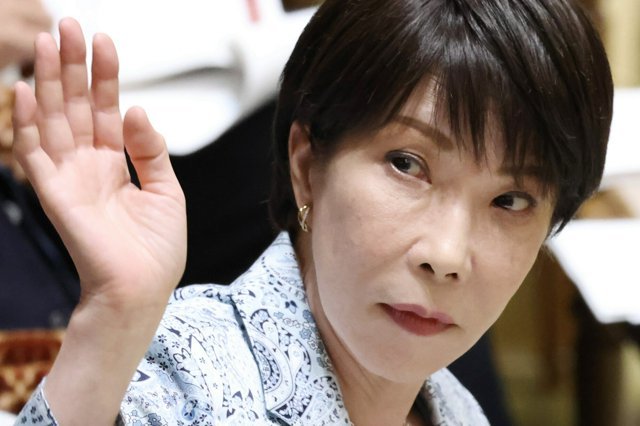 10月19日,在日本国会会议上举手示意的高市早苗。图自日媒