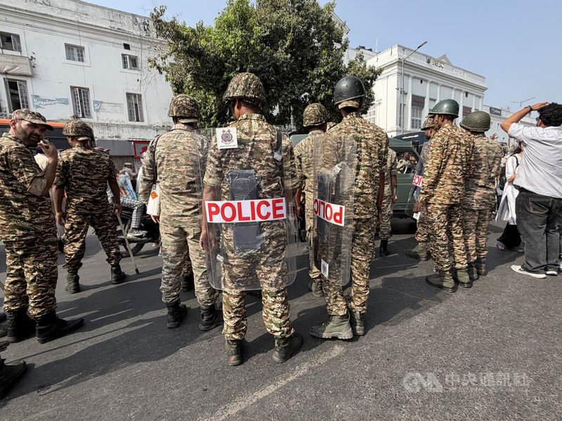 蟑螂人民党发起的抗议引发热烈回响,印度当局除在德里市中心增加设于大街小巷的路障,包括特种部队在内的2.5万军警人员(如图)也不断进驻。中央社记者李晋纬新德里摄 115年10月10日