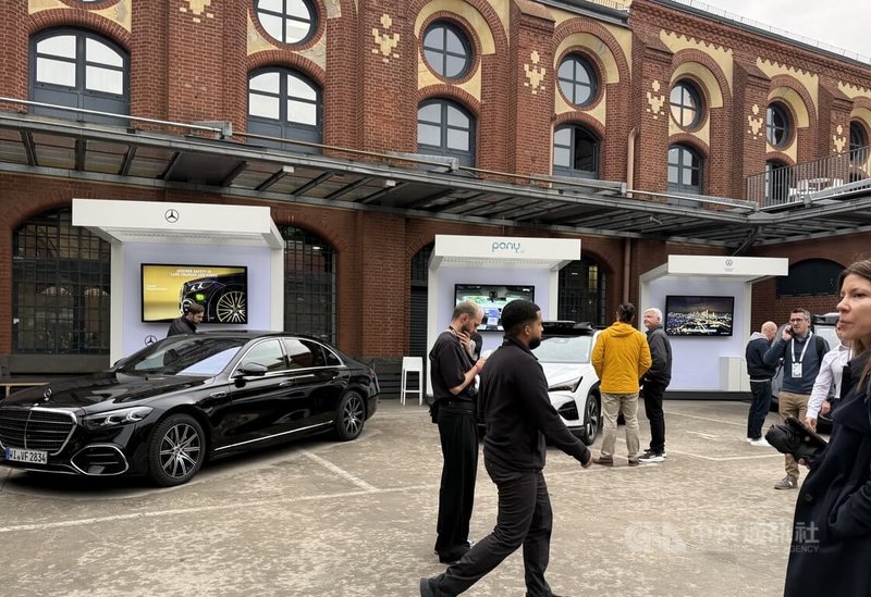 辉达GTC开发者大会21日在柏林登场,会场展示宾士及福斯商用车合作的自动驾驶技术。中央社记者林尚萦柏林摄 115年10月22日