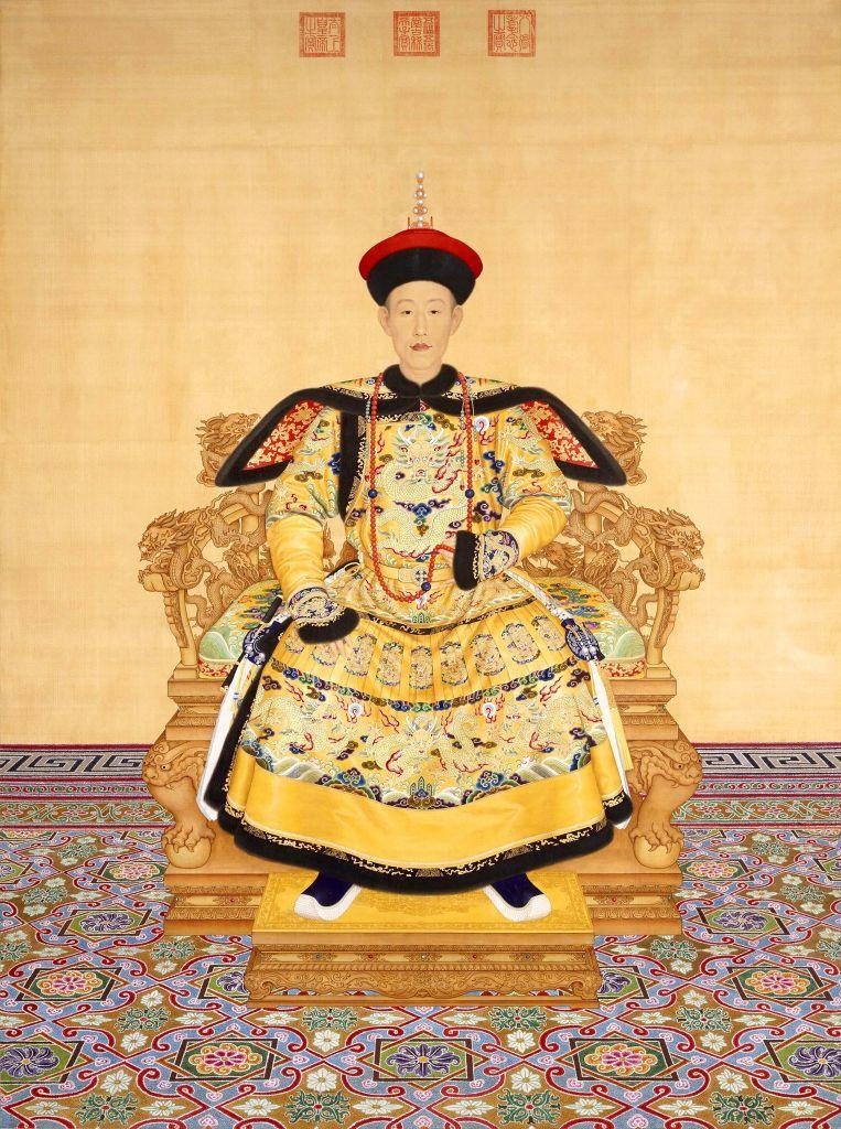 让皇位改由父系继承,更是在推动「皇室的中国化」。图为乾隆皇帝,此为郎世宁所绘立轴画,创作于1736年。(GettyImages)