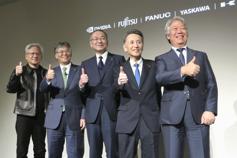 美国半导体大厂辉达执行长黄仁勋（左1）7月16日前往东京与川崎重工业、发那科、安川电机、富士通等日本机器人大厂的社长会面并举行记者会。（共同社）