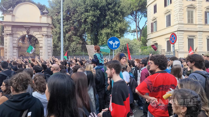 多数受访学生向中央社表示,参加示威是因为不满教育资源被剥夺,且生活物价愈来愈高,希望政府倾听他们的声音,还给年轻人一个具有盼望的未来。中央社记者黄雅诗罗马摄 115年10月31日