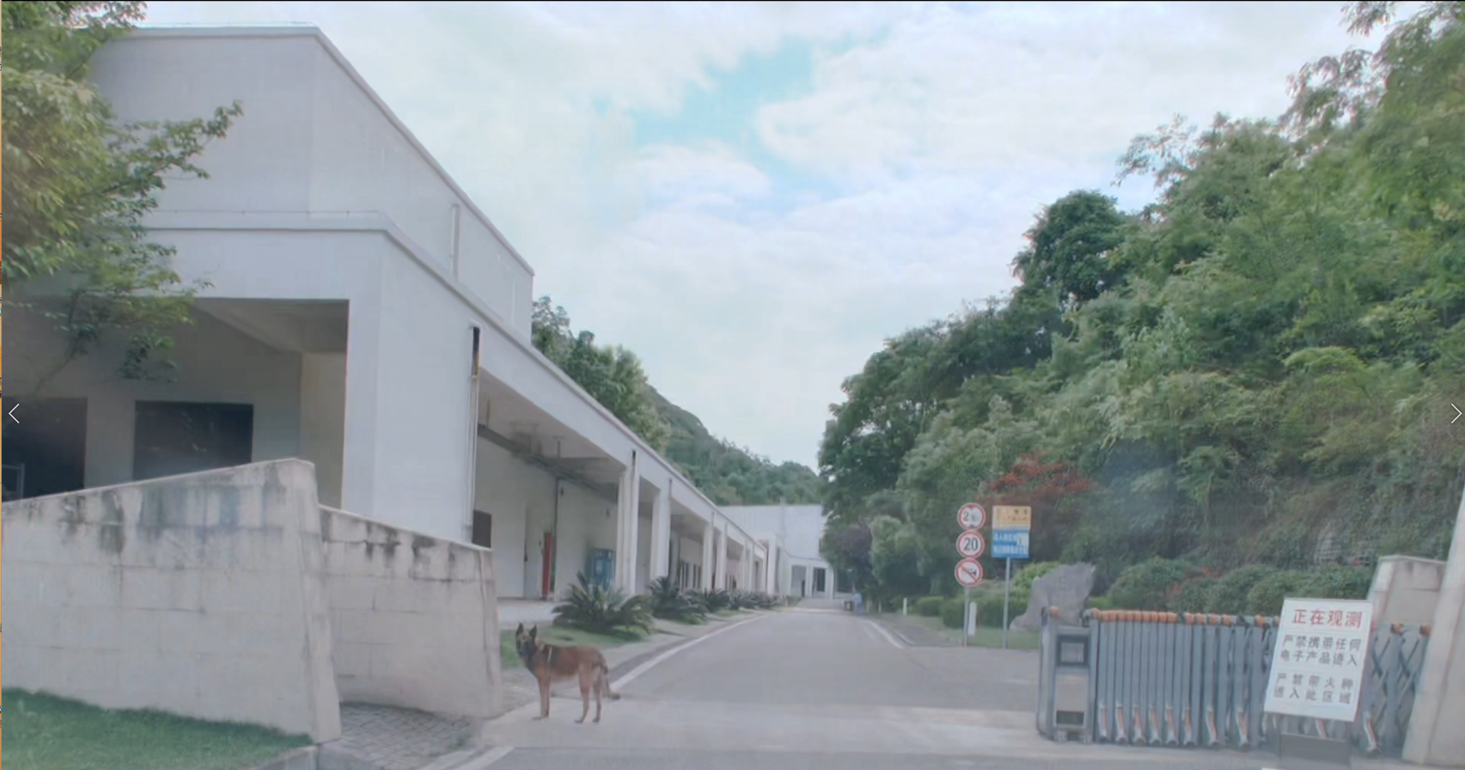 ▲付先生一行过第二道检查关卡后,在导游带领下由此门步行进入抵达“天眼”