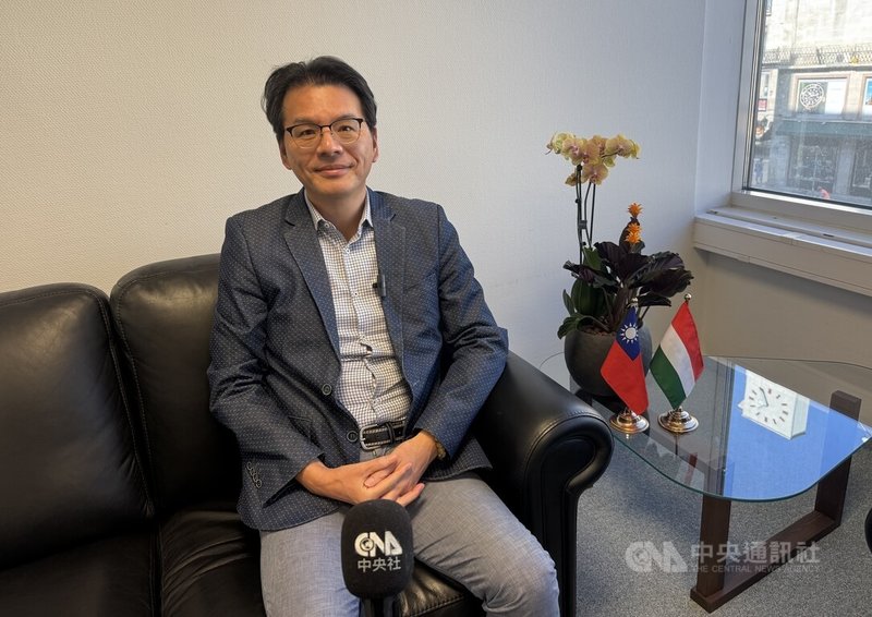 驻匈牙利代表王翼龙近期接受中央社专访表示，随著匈牙利新政府重视外来投资多元化，加上台湾在高科技产业的优势，AI与半导体将是台湾深化中东欧合作的重要切入点。中央社记者刘郁葶布达佩斯摄 115年10月10日