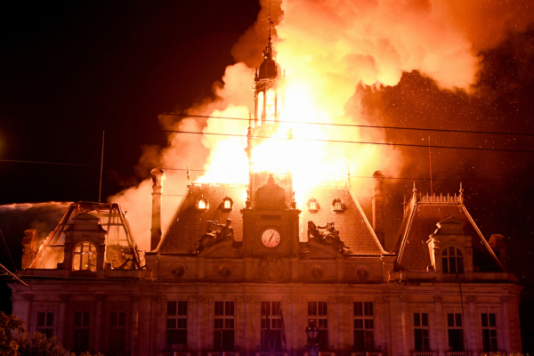 2026年10月17日,法國中部城市利摩日(Limoges)爆發抗議生活成本高漲的示威活動,部分人士強行闖入市政廳,建築物隨後起火燃燒。近期法國學生抗議持續數週,當天更有前「黃背心」運動成員、中學生、大學生、氣候活動人士及農民等群體參與全國性示威。(AFP via Getty Images)