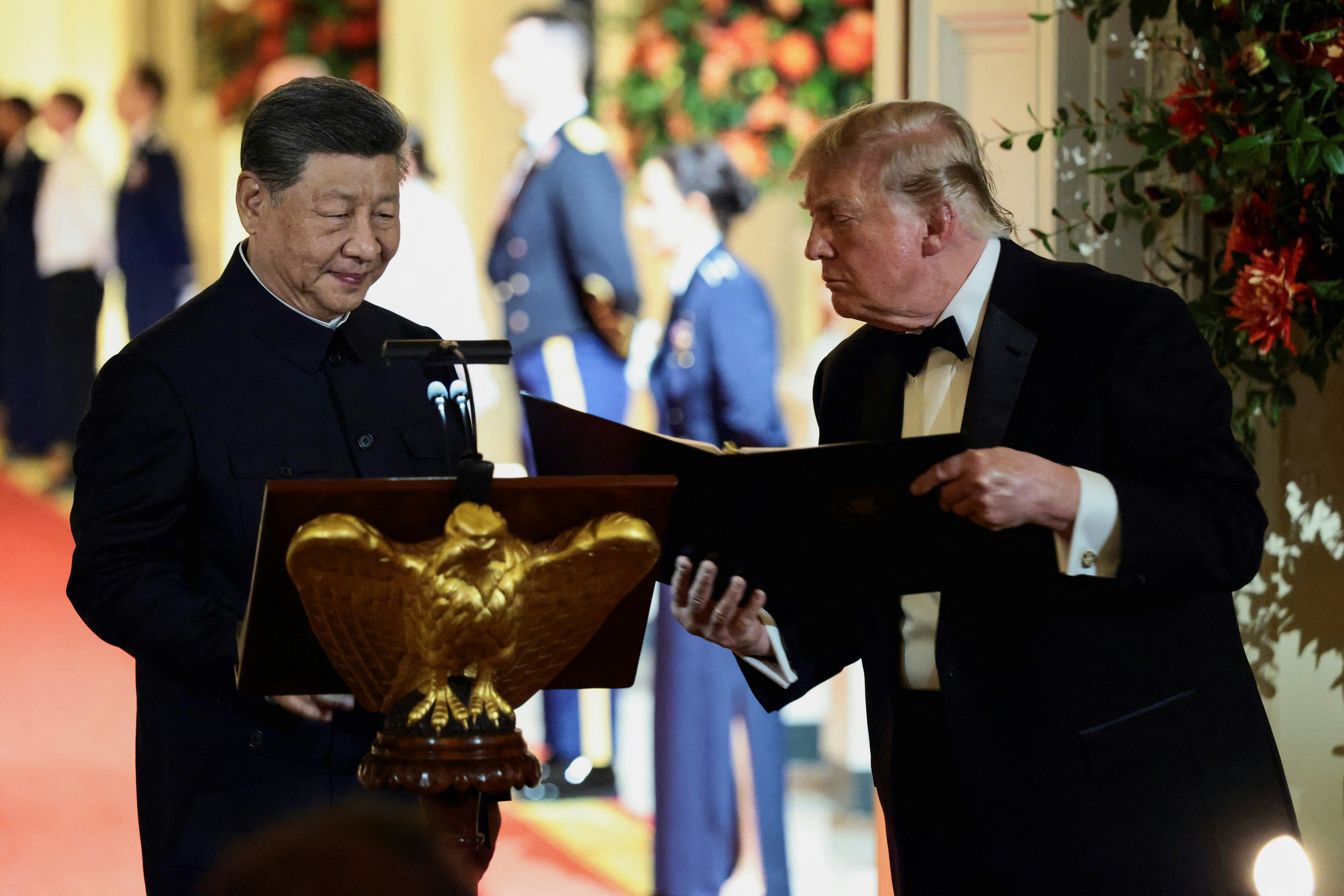 图为2026年9月24日,特朗普在白宫举行国宴时,向习近平赠送白头鹰礼物。(Reuters)