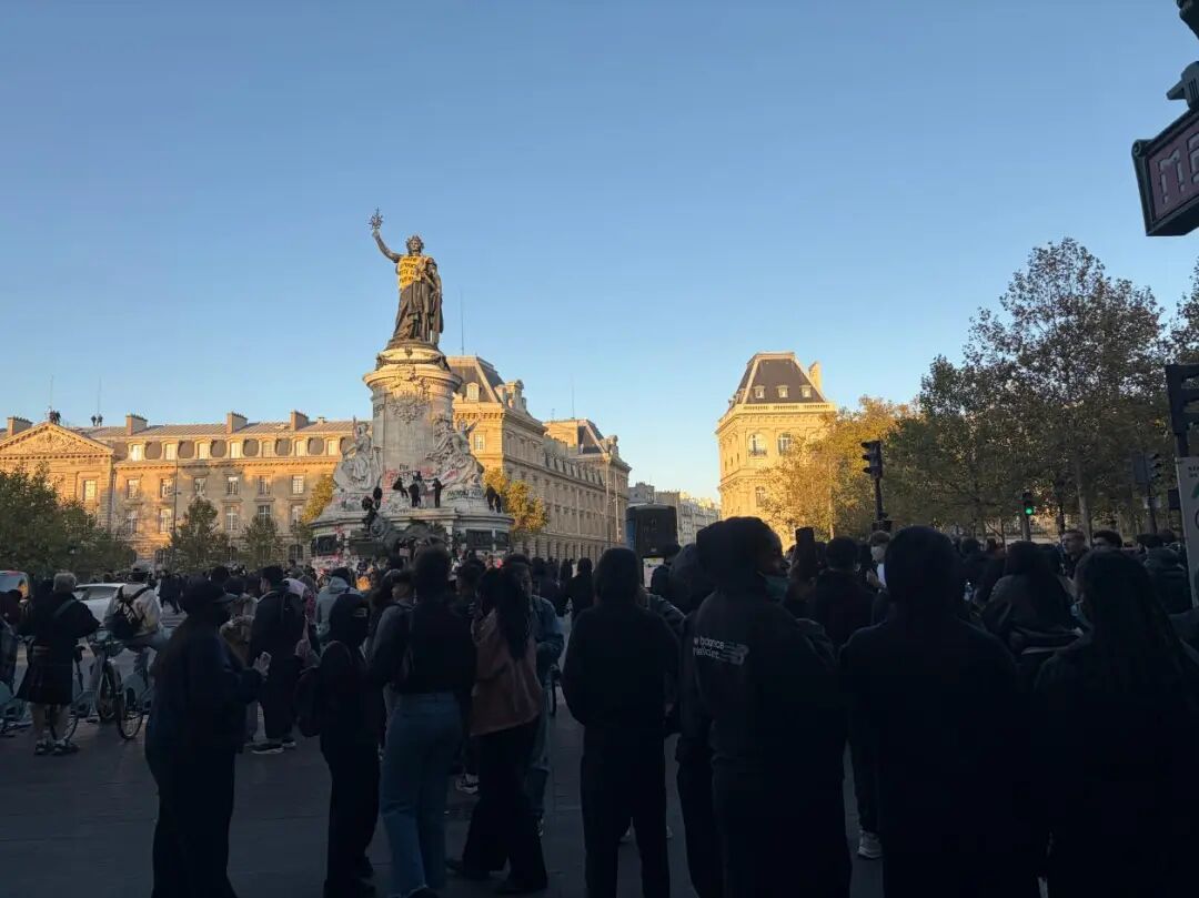 10月18日傍晚地铁出口,许多人观察着远处的情况-自摄